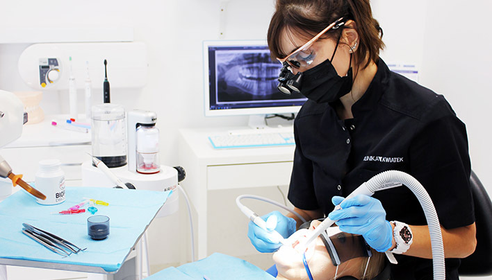 Tannskraping og sandblåsing av tenner Poznań